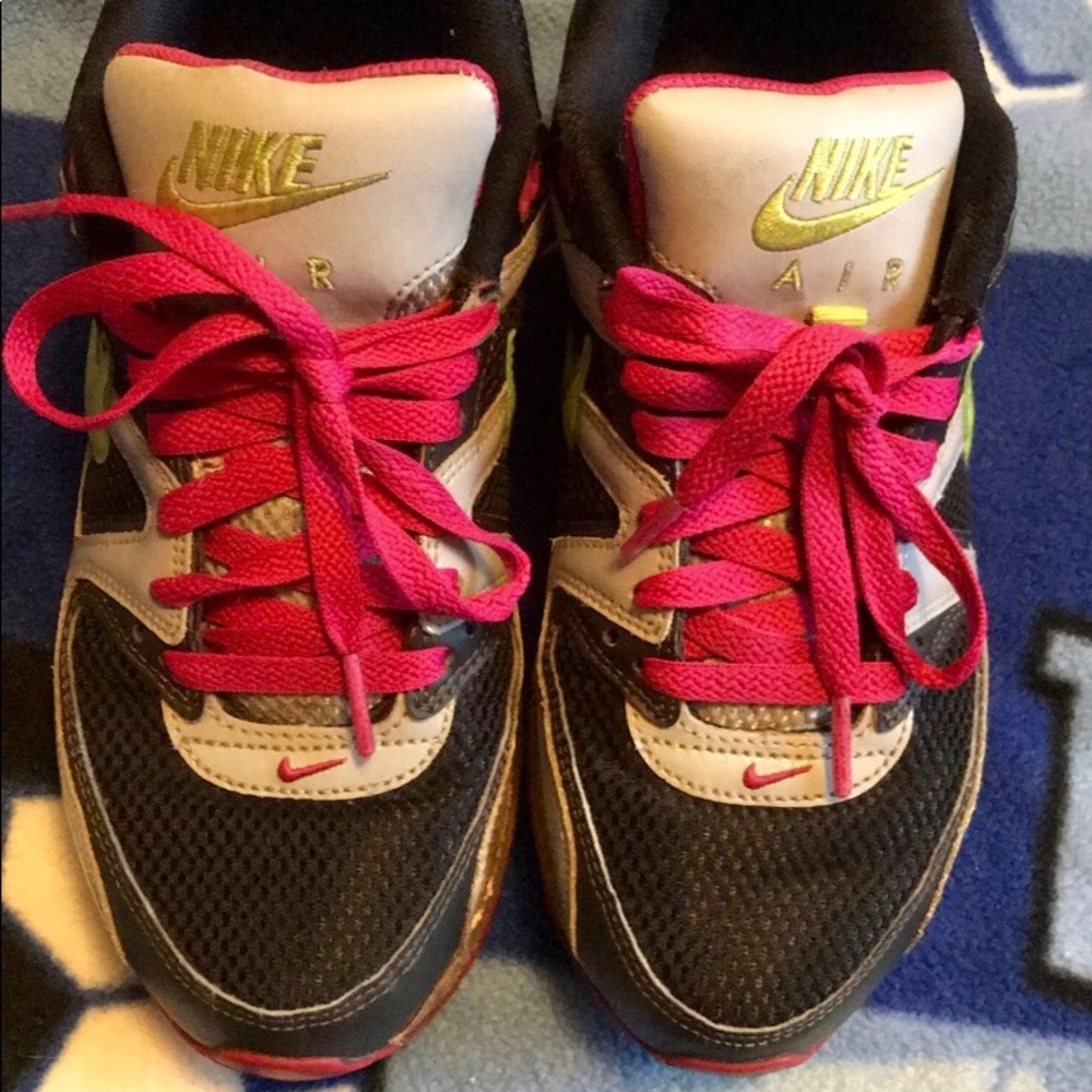 Woman’s NIKE AIR MAX - size 7🖤💞